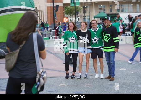 Dallas, Texas, USA. September 2024. Die Fans der Dallas Stars posierten für ein Foto vor dem NHL-Spiel zwischen den Dallas Stars und den St. Louis Blues im American Airlines Center. Endergebnis Dallas 2-1 St. Louis. (Kreditbild: © Javier Vicencio/eyepix via ZUMA Press Wire) NUR REDAKTIONELLE VERWENDUNG! Nicht für kommerzielle ZWECKE! Stockfoto