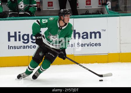 Dallas, Texas, USA. September 2024. Oscar Back #10 der Dallas Stars läuft auf Eis, während er den Puck während des NHL-Vorsaisonspiels zwischen den Dallas Stars und den St. Louis Blues im American Airlines Center kontrolliert. Endergebnis Dallas 2-1 St. Louis. (Kreditbild: © Javier Vicencio/eyepix via ZUMA Press Wire) NUR REDAKTIONELLE VERWENDUNG! Nicht für kommerzielle ZWECKE! Stockfoto