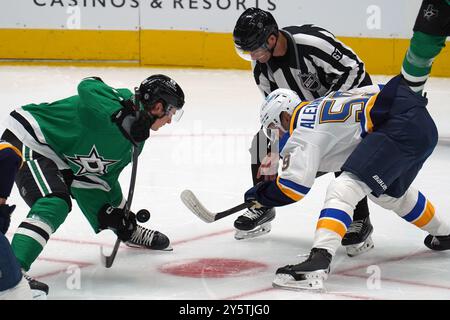 Dallas, Texas, USA. September 2024. Oscar Back #10 der Dallas Stars und Nikita Alexandrov #59 der St. Louis Blues stehen im American Airlines Center während des Vorsaisonspiels zwischen den Dallas Stars und den St. Louis Blues gegeneinander an. Endergebnis Dallas 2-1 St. Louis. (Kreditbild: © Javier Vicencio/eyepix via ZUMA Press Wire) NUR REDAKTIONELLE VERWENDUNG! Nicht für kommerzielle ZWECKE! Stockfoto