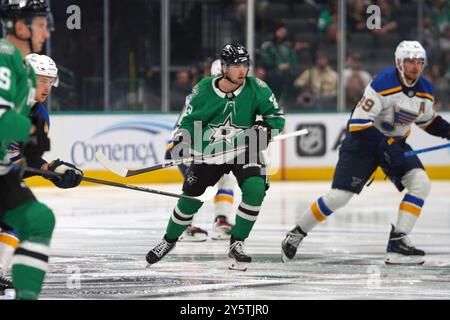 Dallas, Texas, USA. September 2024. Mavrik Bourque #22 der Dallas Stars stürzt im American Airlines Center während des NHL-Vorsaisonspiels zwischen den Dallas Stars und den St. Louis Blues auf Eis. Endergebnis Dallas 2-1 St. Louis. (Kreditbild: © Javier Vicencio/eyepix via ZUMA Press Wire) NUR REDAKTIONELLE VERWENDUNG! Nicht für kommerzielle ZWECKE! Stockfoto