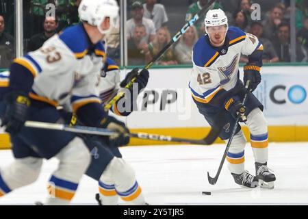 Dallas, Texas, USA. September 2024. Kasperi Kapanen #42 von St. Louis Blues läuft auf Eis und kontrolliert den Puck während des NHL-Vorsaisonspiels zwischen den Dallas Stars und den St. Louis Blues im American Airlines Center. Endergebnis Dallas 2-1 St. Louis. (Kreditbild: © Javier Vicencio/eyepix via ZUMA Press Wire) NUR REDAKTIONELLE VERWENDUNG! Nicht für kommerzielle ZWECKE! Stockfoto