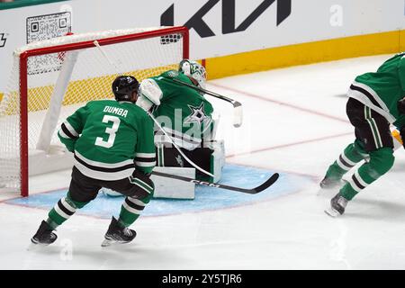 Dallas, Texas, USA. September 2024. Torhüter Casey DeSmith #1 der Dallas Stars kontrolliert den Puck während des NHL-Vorsaisonspiels zwischen den Dallas Stars und den St. Louis Blues im American Airlines Center. Endergebnis Dallas 2-1 St. Louis. (Kreditbild: © Javier Vicencio/eyepix via ZUMA Press Wire) NUR REDAKTIONELLE VERWENDUNG! Nicht für kommerzielle ZWECKE! Stockfoto