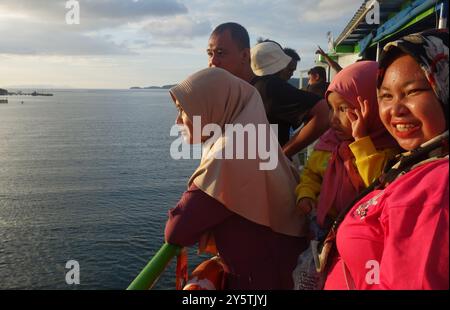 Passagiere auf der Fähre ab Wakai, Togean Inseln, Sulwesi, Indonesien. Kein MR Stockfoto