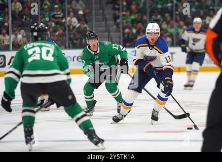 Dallas, Usa. September 2024. Alex Toropchencko #13 von St. Louis Blues läuft auf Eis und kontrolliert den Puck während des NHL-Vorsaisonspiels zwischen den Dallas Stars und den St. Louis Blues im American Airlines Center. Endergebnis Dallas 2-1 St. Louis. Am 21. September 2024 in Dallas, Texas, USA. (Foto: Javier Vicencio/Eyepix Group/SIPA USA) Credit: SIPA USA/Alamy Live News Stockfoto