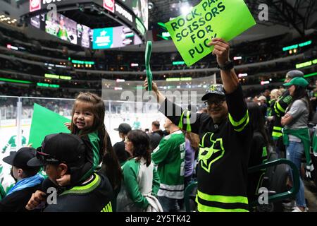 Dallas, Usa. September 2024. Ein Fan der Dallas Stars während des NHL-Vorsaisonspiels zwischen den Dallas Stars und den St. Louis Blues im American Airlines Center. Endergebnis Dallas 2-1 St. Louis. Am 21. September 2024 in Dallas, Texas, USA. (Foto: Javier Vicencio/Eyepix Group/SIPA USA) Credit: SIPA USA/Alamy Live News Stockfoto