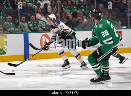 Dallas, Usa. September 2024. Will McIssac #87 von St. Louis Blues läuft auf Eis, während er den Puck während des NHL-Vorsaisonspiels zwischen den Dallas Stars und den St. Louis Blues im American Airlines Center kontrolliert. Endergebnis Dallas 2-1 St. Louis. Am 21. September 2024 in Dallas, Texas, USA. (Foto: Javier Vicencio/Eyepix Group/SIPA USA) Credit: SIPA USA/Alamy Live News Stockfoto