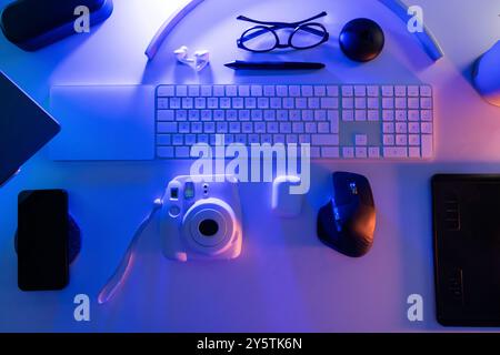 Bürogeräte zur Bearbeitung von Fotos. Desktop von oben. Kamera Computer Studio Ausrüstung. Stockfoto