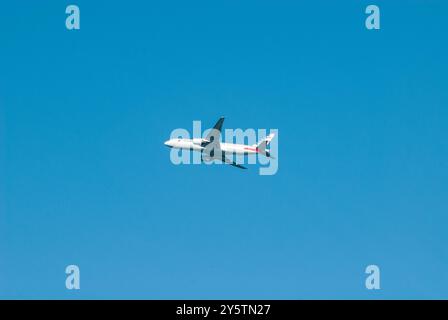 LIDO DI OSTIA – ROM, Flugzeug bei der Landung auf dem nahe gelegenen Flughafen Fiumicino über dem Himmel von Ostia, Ostia Lido, Rom, Italien Stockfoto