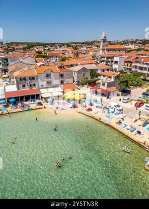 Pakostane, Kroatien - 27. Juli 2024: Kleine adriatische Stadt Pakostane, aus der Luft, Dalmatien, Kroatien, Meerblick von der Drohne Stockfoto