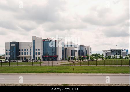 Nazran, Inguschetien, Russland, 12. Mai 2024. Magas Sports Palace in Nazran. Ein modernes Gebäude, in dem eine Sportschule für Kinder untergebracht ist und in dem ganz Russland untergebracht ist Stockfoto