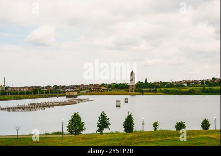 Grosny, Republik Tschetschenien, Russland: 12. Mai 2024. Grosny, Tschernorechenskoje-Stausee, Blick auf das Tschetschenische Meer auf das Restaurant, stilisiert wie ein altes Hochhaus Stockfoto