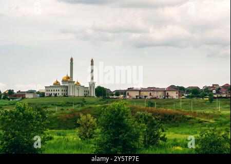 Grosny, Republik Tschetschenien, Russland, 12. Mai 2024. Panoramablick auf Grosny und das Herz der Tschetschenischen Moschee vom Tschetschenischen Meer aus. Stockfoto