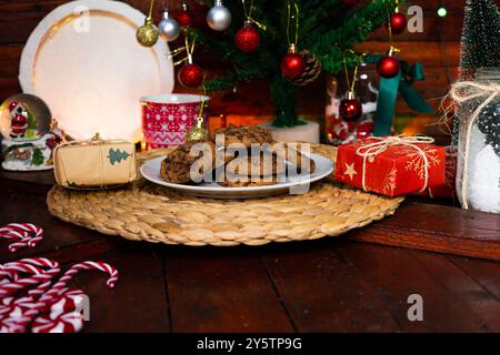 Frisch gebackene Weihnachtsplätzchen, die auf einem Teller zwischen Weihnachtsdekoration am Heiligabend, Weihnachtsessen und Festkonzept gelegt werden Stockfoto