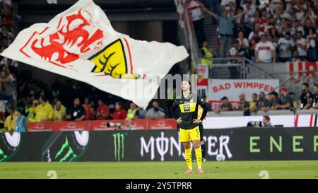 Stuttgart, Deutschland. September 2024. im Bild: Enttaeuschung, niedergeschlagen, deprimiert, Frust, enttaeuscht, enttaeuscht schauend, enttäuscht bei Ramy Bensebaini (Borussia Dortmund, 5). 22.09.2024, Fußball, 1. Bundesliga, 4. Spieltag, VfB Stuttgart - Borussia Dortmund, GER, Stuttgart, MHPArena, DFL-VORSCHRIFTEN VERBIETEN JEDE VERWENDUNG VON FOTOGRAFIEN ALS BILDSEQUENZEN UND/ODER QUASI-VIDEO. Quelle: dpa/Alamy Live News Stockfoto