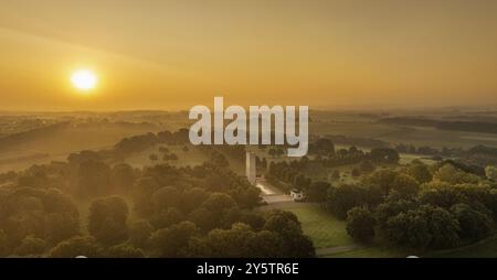 Nebeliger Sonnenaufgang über dem amerikanischen Militärfriedhof in Margraten South Limburg. Ich habe auch extra wegen 80 Jahren Freiheit in den Niederlanden besucht ANP / Hollandse Hoogte / John Kreukniet niederlande Out - belgien Out Stockfoto