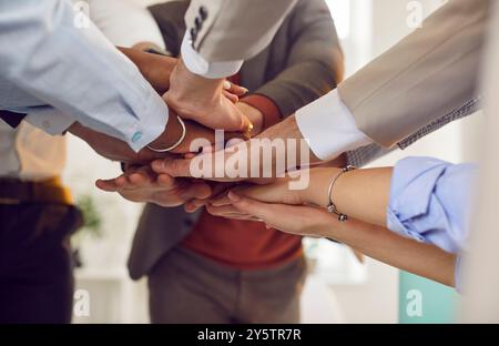 High Five Together, Multi ethnische Unternehmensbüro-Team-Gewinner verbinden sich Hände, Erfolgsgeste Stockfoto