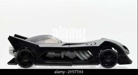 Batmobile-Kunststoffmodell isoliert auf weißem Hintergrund. Seitenansicht. Stockfoto