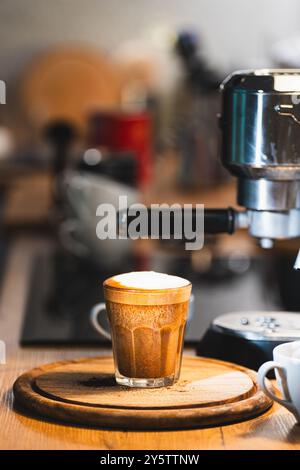 Veganer Getreidekaffee. Hafermilchschaum. Wohnküche Innenraum. Stockfoto