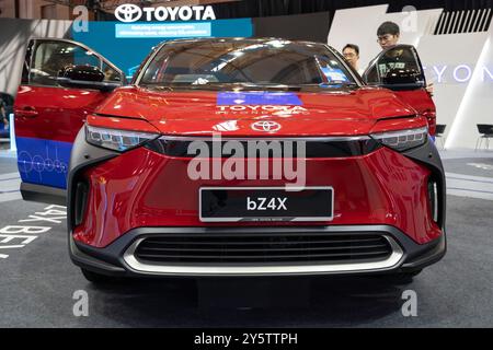 Serdang, Malaysia - Mai 24,2024: Toyota bz4X Elektroauto auf der Malaysia Autoshow 2024 in Maeps Serdang. Man kann die Erkundung sehen Stockfoto