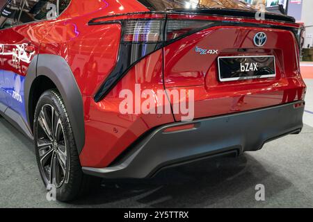 Serdang, Malaysia - Mai 24,2024: Toyota bz4X Elektroauto auf der Malaysia Autoshow 2024 in Maeps Serdang. Man kann die Erkundung sehen Stockfoto