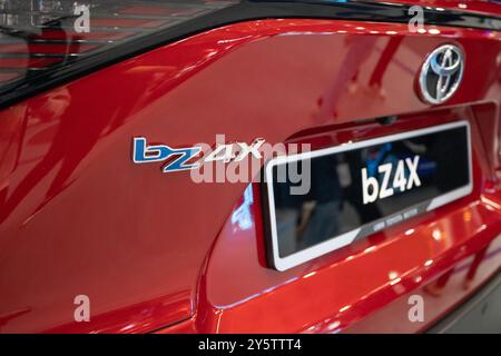 Serdang, Malaysia - Mai 24,2024: Toyota bz4X Elektroauto auf der Malaysia Autoshow 2024 in Maeps Serdang. Man kann die Erkundung sehen Stockfoto