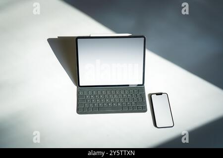 Weißer Bildschirm sauberer Laptop-Smartphone-Bildschirm. Helle Hintergrundschatten. Stockfoto