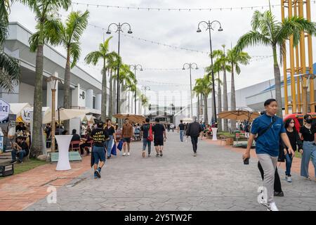 Serdang, Malaysia - Mai 24,2024 : Außenansicht der Malaysia Autoshow 2024 in MAEPS gibt es einige Imbissstände außerhalb der Ausstellung, pe Stockfoto