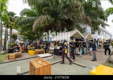 Serdang, Malaysia - Mai 24,2024 : Außenansicht der Malaysia Autoshow 2024 in MAEPS gibt es einige Imbissstände außerhalb der Ausstellung, pe Stockfoto