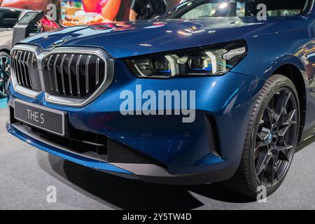 Serdang, Malaysia - Mai 24,2024: BMW The 5 Car, der auf der Malaysia Autoshow 2024 in Maeps Serdang gezeigt wird. Die Leute können sehen, wie sie sich um sie herum erkundigen. Stockfoto