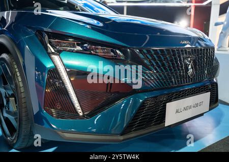 Serdang, Malaysia – Mai 24,2024: Peugeot der neue 408 GT-Wagen wird auf der Malaysia Autoshow 2024 in Maeps Serdang gezeigt. Stockfoto