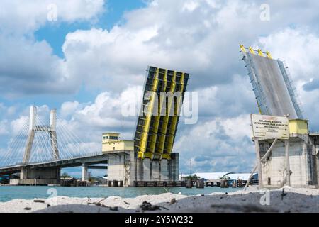 Eine Brücke im Fluss Stockfoto