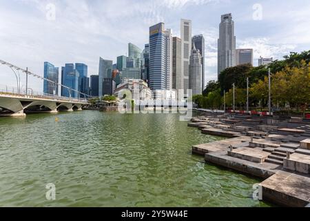 Hochhausarchitektur moderne Architekturgebäude vom Queen Elizabeth Walk. Beliebter Wanderort und Formel-1-Nachtrennen. Singapur. Stockfoto