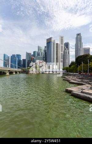 Hochhausarchitektur moderne Architekturgebäude vom Queen Elizabeth Walk. Beliebter Wanderort und Formel-1-Nachtrennen. Singapur. Stockfoto