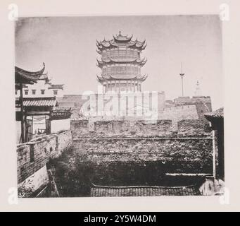 Vintage-Foto vom Wuchang Tower (Gelber Kranturm). Provinz Hubei. Illustrations of Qing China, 1875 Yellow Crane Tower ist ein traditioneller chinesischer Turm in Wuhan. Das heutige Gebäude wurde von 1981 bis 1985 erbaut, der Turm existierte jedoch bereits seit 223 n. Chr. in verschiedenen Formen. Der derzeitige Yellow Crane Tower ist 51,4 m (169 ft) hoch und umfasst eine Fläche von 3.219 m2 (34.650 sq ft). Es liegt auf dem Schlangenberg, einen Kilometer vom ursprünglichen Ort entfernt, am Ufer des Yangtse-Flusses im Bezirk Wuchang. Stockfoto