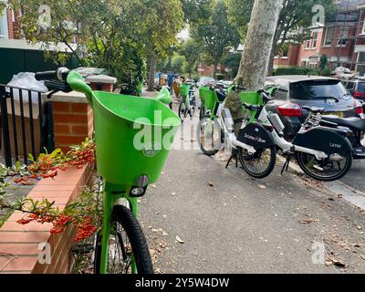 Leihfahrräder von Lime uber wurden auf dem Bürgersteig im Hocksenbereich im Norden londons, england, großbritannien, gelassen Stockfoto