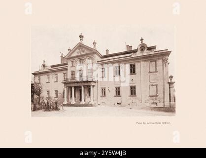 Vintage-Foto des Metropolitan Palace, Lemberg (Lemberg). 1917 der Metropolitanpalast, auch als griechisch-katholischer Erzbischofspalast bekannt, gegenüber der St. Georgs Kathedrale in Lemberg, Ukraine, ist seit dem 16. Jahrhundert die Hauptresidenz der Metropolitanen der ukrainischen griechisch-katholischen Kirche. Das heutige Gebäude wurde 1761-62 nach Entwürfen von Clement Fessinger errichtet und zeigt Merkmale des Übergangs vom Barock zum Neoklassizismus. Die Fassade trägt eine Gedenktafel zum Gedenken an Erzbischof Andrej Sheptyzki. Auf der Westseite des Palastes erstreckt sich ein alter Blumengarten. Papst Johannes Paul II. Blieb A Stockfoto