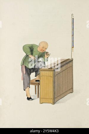 Traditionelle chinesische Tracht aus der Qing-Zeit. Vintage-Illustration eines chinesischen Geldwechslers. 1800 Er prüft einen Dollar, für den er eine Anzahl von Kupfergeldern gibt, die ihm nach dem aktuellen Wechselkurs zur Verfügung stehen. Das Instrument in seiner rechten Hand wird verwendet, um den Dollar zu kürzen, sollte er seinen Wert nicht bezweifeln. Das chinesische Geld wird nie mit dem Kopf des Prinzen gestempelt, weil es der Majestät des Kaisers gegenüber respektlos erscheint, dass sein Bild fortwährend durch die Hände der Händler und durch die Schwaden des Volkes geht. Stockfoto
