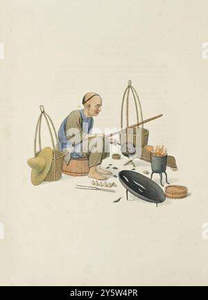 Traditionelle chinesische Tracht aus der Qing-Zeit. Vintage-Illustration eines chinesischen Bastlers. 1800 die Chinesen haben, wie in der Beschreibung dieser Illustration festgestellt wurde, große Vorteile in seiner tragbaren Schmiede, indem sie ihm die Mittel zur Reparatur und sogar zur Herstellung von Eisenwaren für den gewöhnlichen Gebrauch an Ort und Stelle zur Verfügung stellten. Das Lot wird in den kleinen Tiegeln, die in der Nähe dieser Figur zu sehen sind, geschmolzen und dann in geschmolzenem Zustand auf die Brüche der Eisenpfanne aufgebracht, die es wirksam repariert und das Utensilien so brauchbar macht wie eh und je. Die chinesischen Faltenbälge unterscheiden sich von denen anderer Länder, Stockfoto