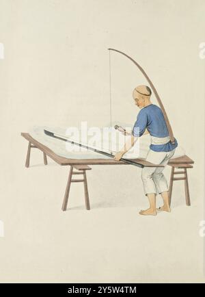 Traditionelle chinesische Tracht aus der Qing-Zeit. Vintage-Illustration eines chinesischen Baumwollreinigers. 1800 Dies ist ein sehr nützliches Mittel, um Baumwolle aus dem Saatgut zu entfernen. Indem er mit einem kleinen Hammer auf die Catdarm-Schnur schlägt, die an dem Stück Holz befestigt ist, das der Mann in seiner linken Hand hält, und an dem eine Linie befestigt ist, die von einem elastischen Stück Bambus abhängt, das an seinem Rücken befestigt ist, löst er die Baumwolle, und verursacht dadurch durch die ruckelnde Bewegung, dass die Samen oder alle sonstigen Substanzen aus ihr geschüttelt werden. Baumwolle wächst in China in großem Umfang. Stockfoto