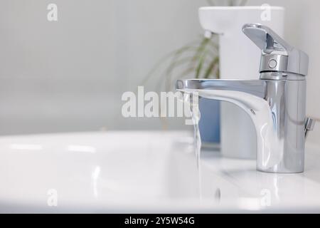Wassermischer im Bad. Nicht genug. Schwacher Stream. Wasserhahn aus Chrommaterial. Stockfoto