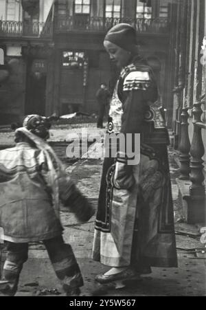 Gekleidet für einen formellen Besuch in der Nähe von Portsmouth Square, Chinatown, San Francisco. USA. Zwischen 1896 und 1906. Von A. Genthe, 1869-1942, Fotograf Stockfoto