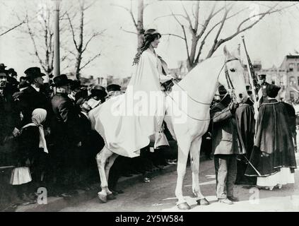 Inez Milholland Boissevain, mit weißem cape, saß auf weißem Pferd bei der Parade der National American Woman Suffrage Association am 3. März 1913 in Washington, D.C. Inez Milholland Boissevain (1886–1916) war eine führende amerikanische Suffragistin, Rechtsanwältin und Friedensaktivistin. Seit ihrer College-Zeit am Vassar College setzte sie sich aggressiv für Frauenrechte als Hauptthema einer breiten sozialistischen Agenda ein. 1913 leitete sie die dramatische Frauenwahlrechtsprozession zu Pferd, bevor Präsident Woodrow Wilson als symbolische Herald einweihte. Sie war auch Arbeits- und Kriegsanwältin Stockfoto