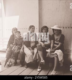 Vintage-Foto von Mexikanern, die in die USA einreisen. Einwanderungsstation der Vereinigten Staaten, El Paso, Texas. Juni 1938 von Dorothea lange, Fotografin Stockfoto