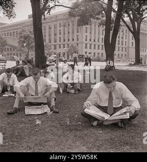 Amerika der 1940er Jahre Regierungsangestellte, die im Washington Monument Park vor dem Landwirtschaftsministerium der USA essen und sich ausruhen. Washington, D.C. Juli 1942 Stockfoto