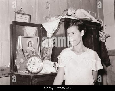 Vintage-Foto von mexikanischer Frau, die vor dem Büro steht. San Antonio, Texas. USA. März 1939 von R. Lee, Fotograf Stockfoto