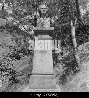 Amerika der 1940er Jahre Vintage-Foto des Denkmals des deutschen Dichters Schiller im Central Park. New York. September 1942 Stockfoto