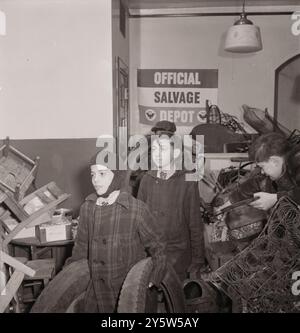 Italienisch-amerikanische Jungs im Depot Sullivan Street trennen Schrott, den sie gesammelt haben. Jede Art von Schrott wird in einen separaten Stapel gestapelt. New York. USA. Januar 1943 Collins, Marjory, 1912-1985, Fotograf Stockfoto