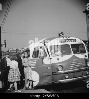 Amerika der 1940er Jahre Vintage-Foto vom Einsteigen in einen Syrakus-Bus auf der Bridge Street. Oswego, New York. Juni 1943 Stockfoto