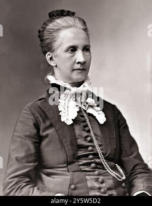 Rechtsanwältin Belva Lockwood. Zwischen 1880 und 1890 war Belva Ann Bennett Lockwood (1830–1917) eine US-amerikanische Anwältin, Politikerin, Pädagogin und Autorin, die in der Frauenrechts- und Frauenwahlrechtsbewegung aktiv war. Sie war eine der ersten Anwältinnen in den Vereinigten Staaten und 1879 wurde sie die erste Frau, die vor dem Obersten Gerichtshof der Vereinigten Staaten als Rechtsanwältin zugelassen wurde. Lockwood kandidierte 1884 und 1888 für das Amt der National Equal Rights Party und war die erste Frau, die auf offiziellen Wahlgängen erschien. Während Victoria Woodhull als erste Frau für das Präsidentenamt bezeichnet wird Stockfoto