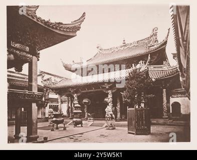 Archivfoto der Qing'an Gildenhalle der Xiamen Händler (Fukien Tempel) in Ningbo. Provinz Zhejiang. Illustrationen von Qing China, 1875 die Xiamen („Amoy“, „Fokien“, oder „Fukien“) Händler Qing'an Gildenhalle (huiguan oder „hui kuan“) in Ningbo („Ningpo“), einem Tempel für Mazu in ihrer Rolle als Kaiserin des Himmels (Tianhou). Ursprünglich 1123 oder 1191 erbaut, 1680 wieder aufgebaut und wieder 1850–3, 1949 zerstört. Chen-Kiang ist die kleinste unter den achtzehn Provinzen Chinas, aber trotz allem, dass es eine Geschichte von beträchtlicher Bedeutung hat, sind seine Produkte zahlreich und wertvoll, und seine Stockfoto